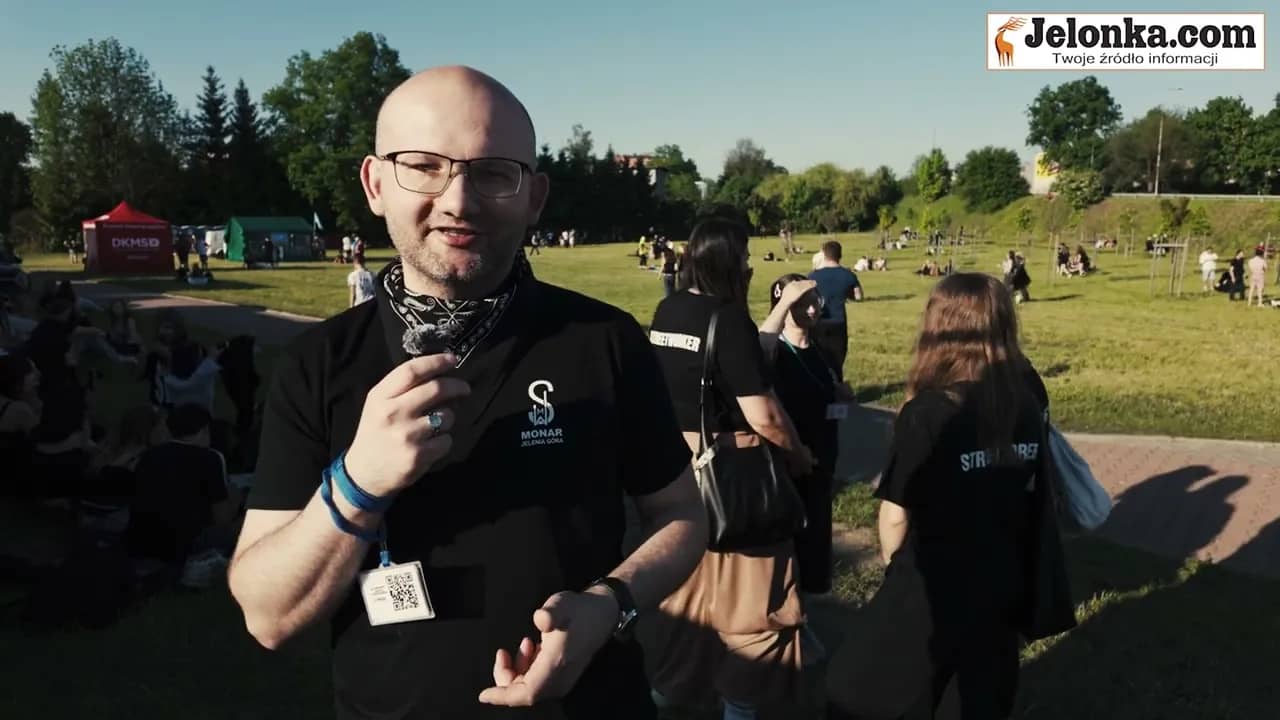 Monar wychodzi na ulice Jeleniej Góry. „Nie czekamy, aż młodzi przyjdą do nas”