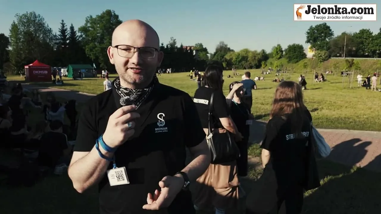 Monar wychodzi na ulice Jeleniej Góry. „Nie czekamy, aż młodzi przyjdą do nas”