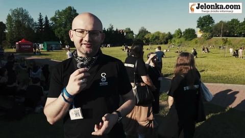 Monar wychodzi na ulice Jeleniej Góry. „Nie czekamy, aż młodzi przyjdą do nas”