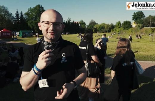 Monar wychodzi na ulice Jeleniej Góry. „Nie czekamy, aż młodzi przyjdą do nas”