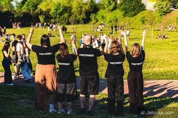 Monar wychodzi na ulice Jeleniej Góry. „Nie czekamy, aż młodzi przyjdą do nas”