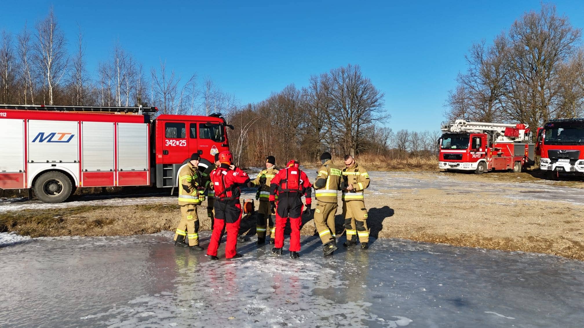 Gdy lód się załamie – strażacy ćwiczyli akcje ratunkowe