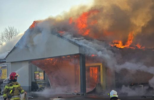 Olbrzymi pożar jednego z dyskontów spożywczych