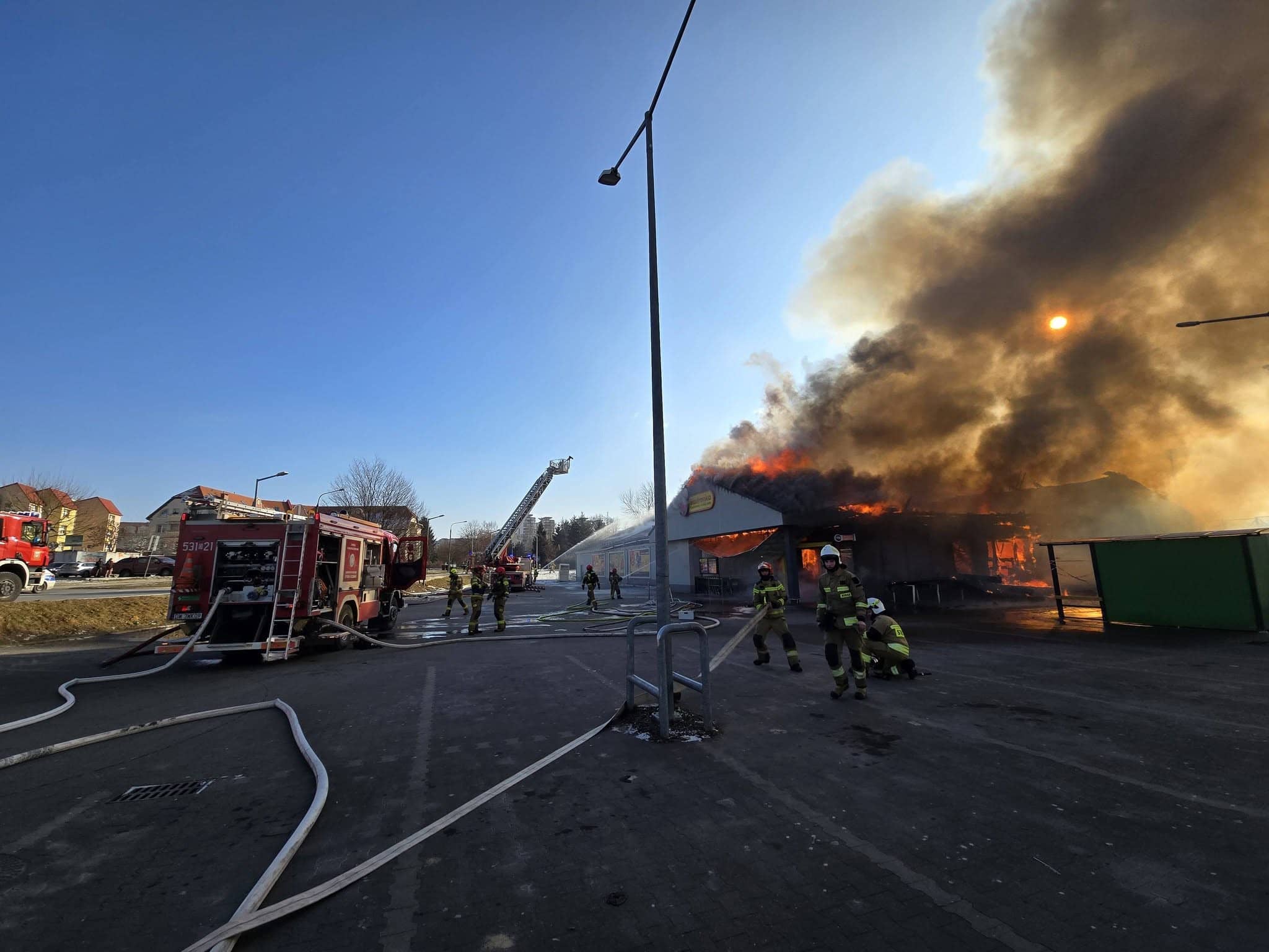 Olbrzymi pożar jednego z dyskontów spożywczych