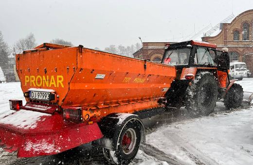Akcja odśnieżania na miejskich ulicach