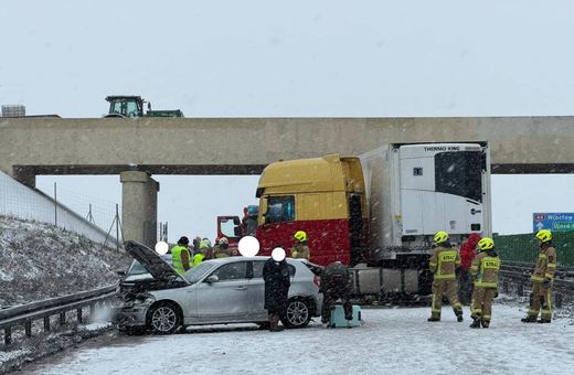 Karambol ośmiu pojazdów na A4