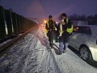 Policjanci pomagają na autostradzie A4