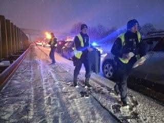 Policjanci pomagają na autostradzie A4