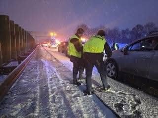 Policjanci pomagają na autostradzie A4