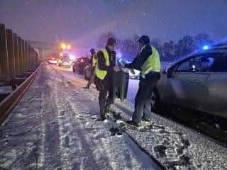Policjanci pomagają na autostradzie A4