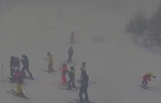 Na górze widoczność średnia – lepiej się nie rozpędzać na nartach.