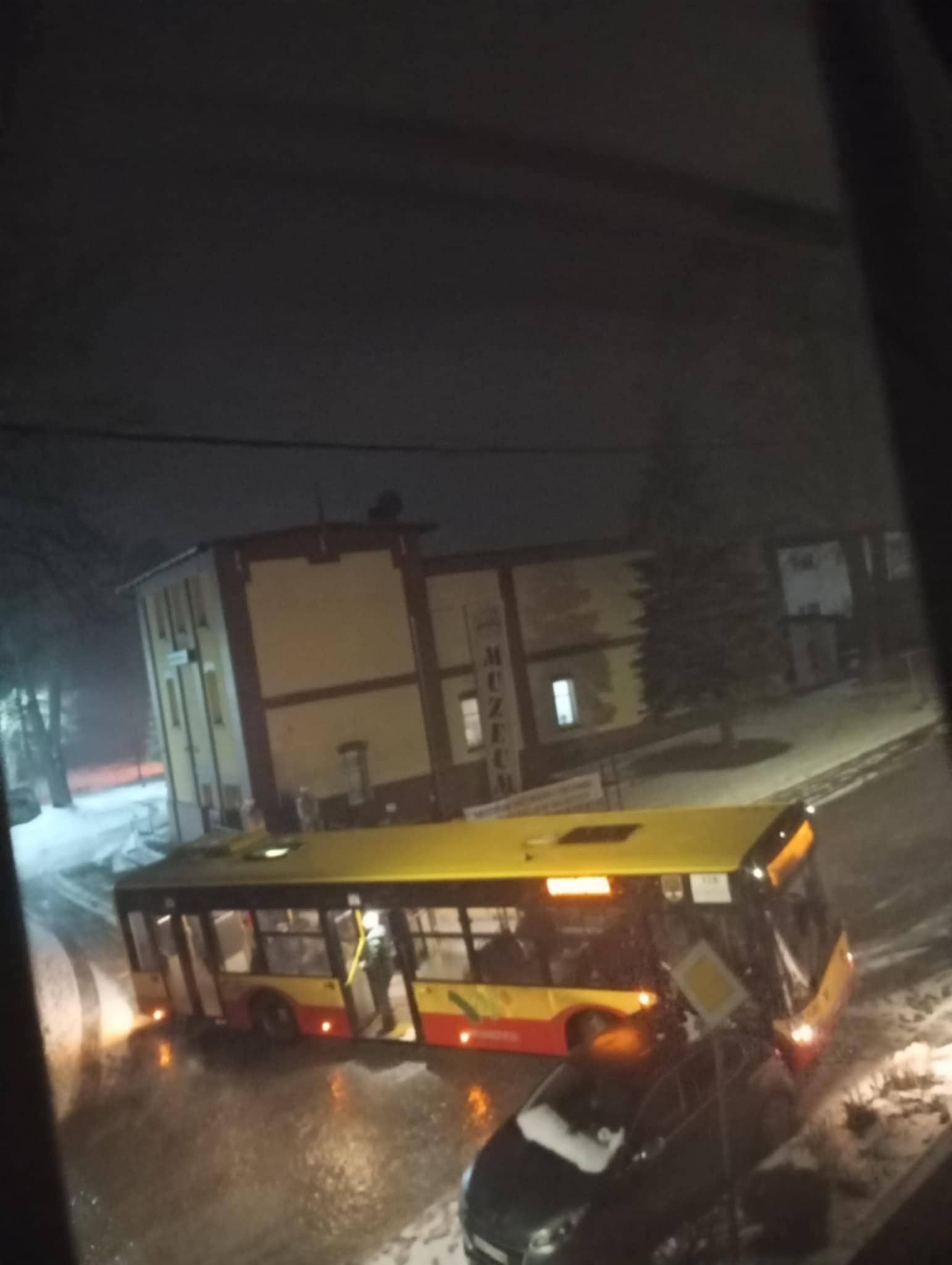 Również autobusy mają od rana problem
