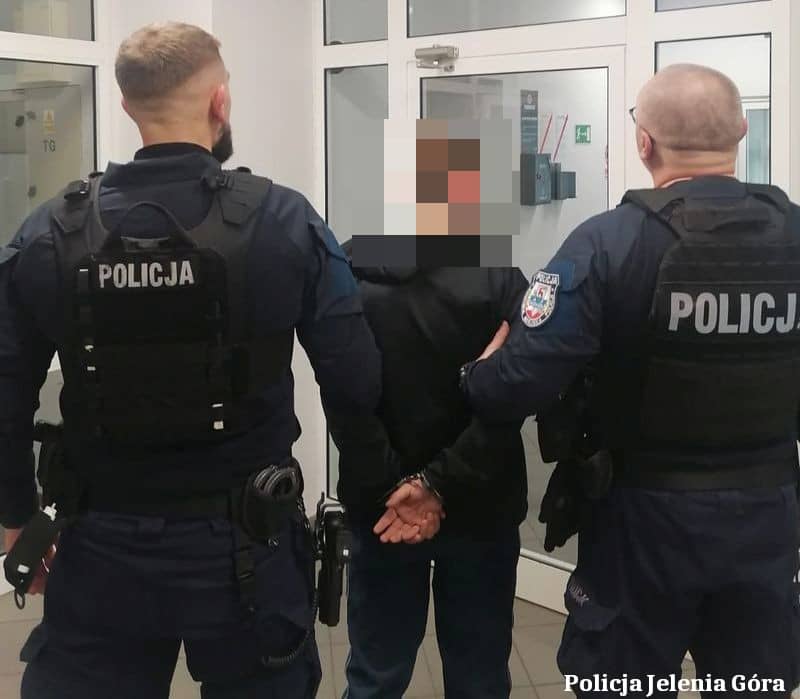 Przejechał mu samochodem po nogach!
