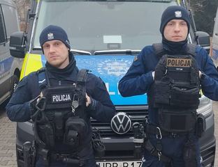 Poważne zderzenie tira z busem, pomogli policjanci