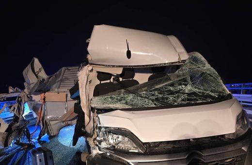 Poważne zderzenie tira z busem, pomogli policjanci