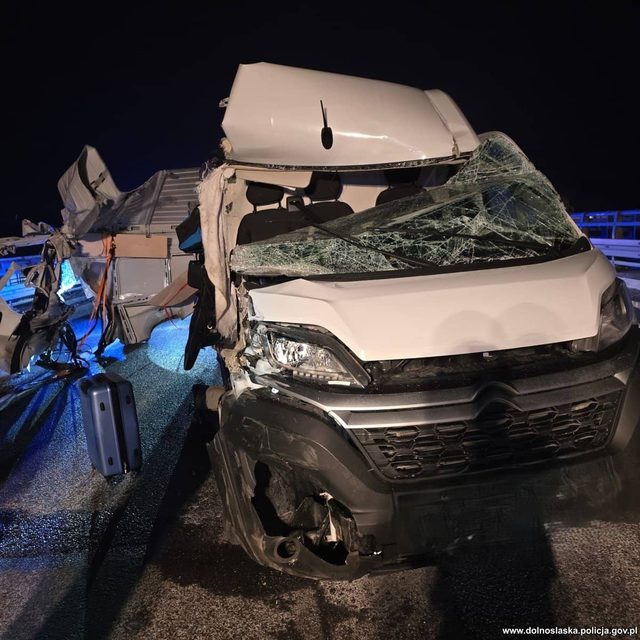 Poważne zderzenie tira z busem, pomogli policjanci