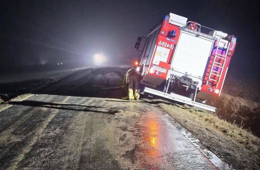 Wóz strażacki w rowie