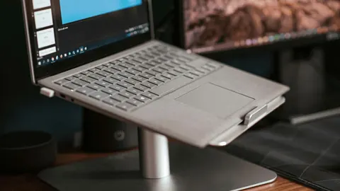 Ergonomia w biurze: Jak wybrać idealną podstawkę pod laptopa?