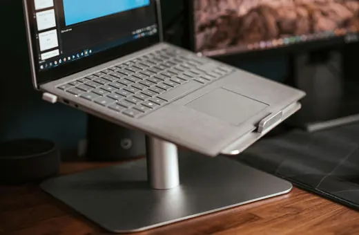 Ergonomia w biurze: Jak wybrać idealną podstawkę pod laptopa?