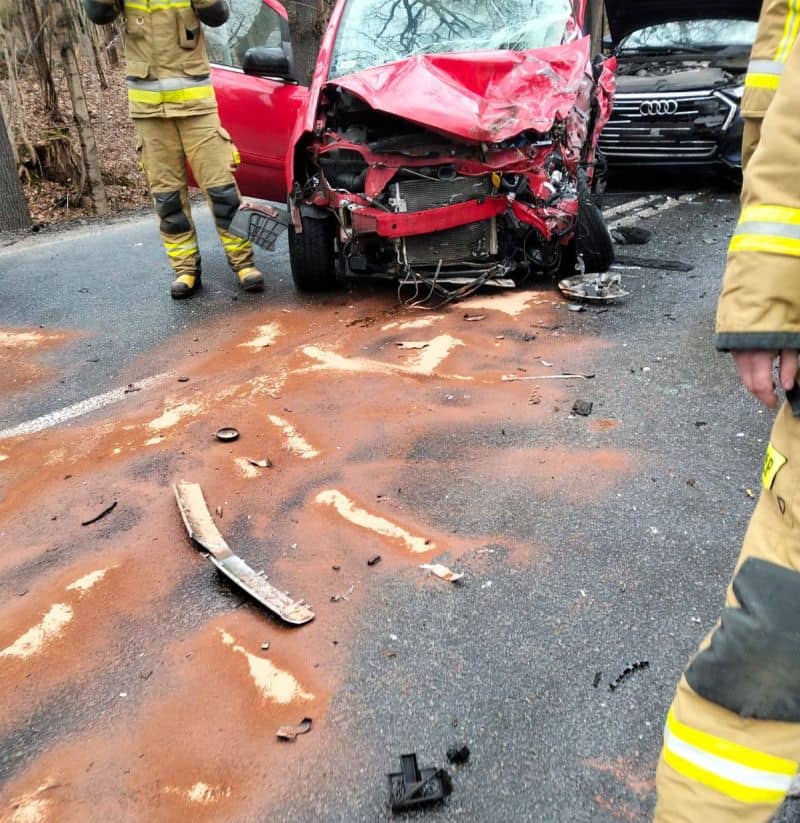 Groźna czołówka i zderzenie trzech pojazdów