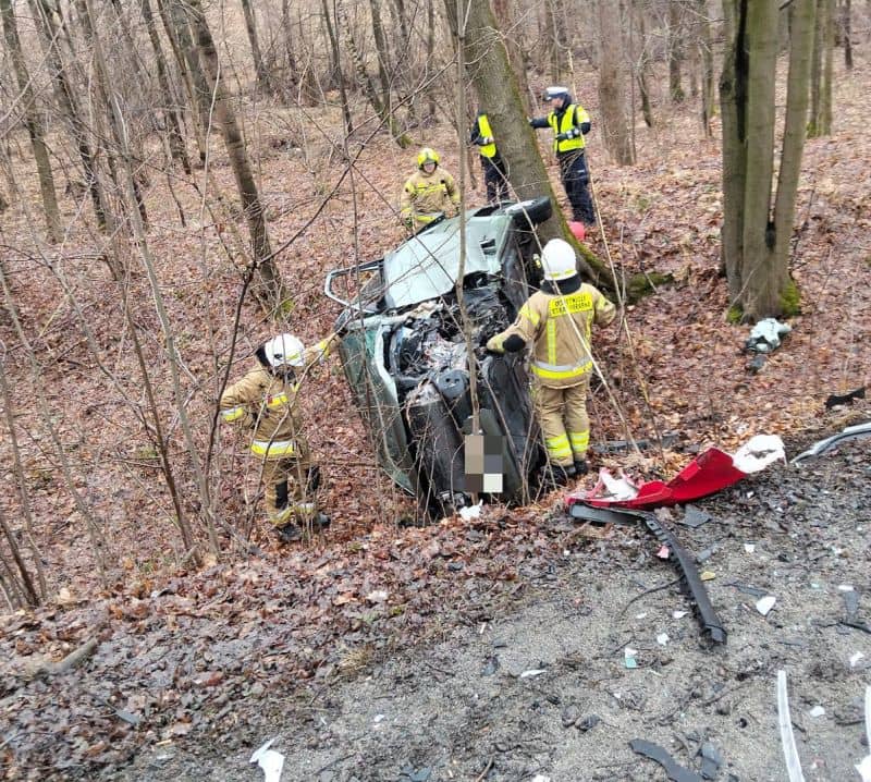 Groźna czołówka i zderzenie trzech pojazdów