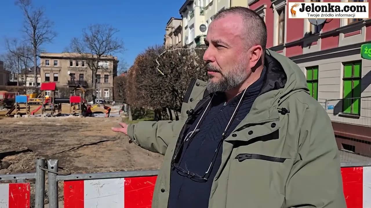 Ktoś wymyślił im WC pod oknami