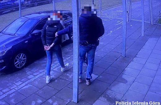 Agresywna turystka chciała pobić policjantów