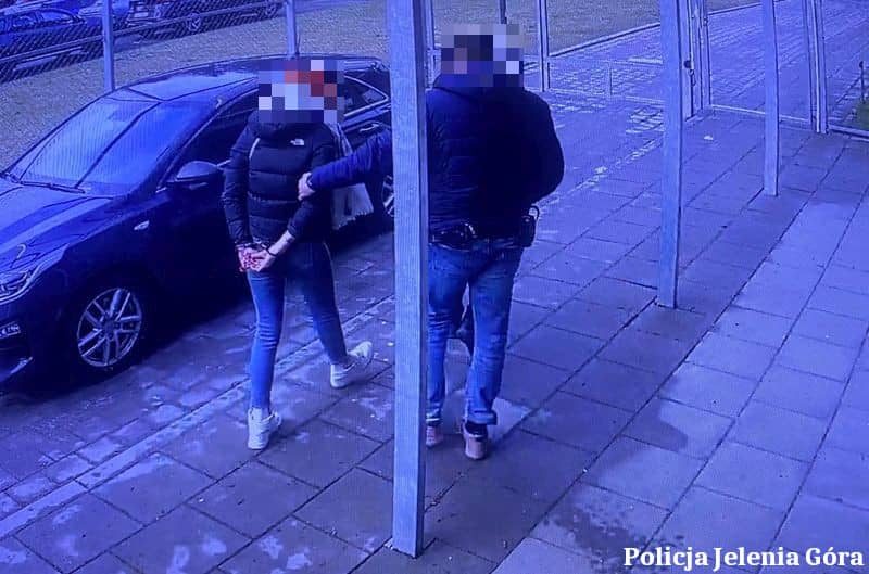 Agresywna turystka chciała pobić policjantów