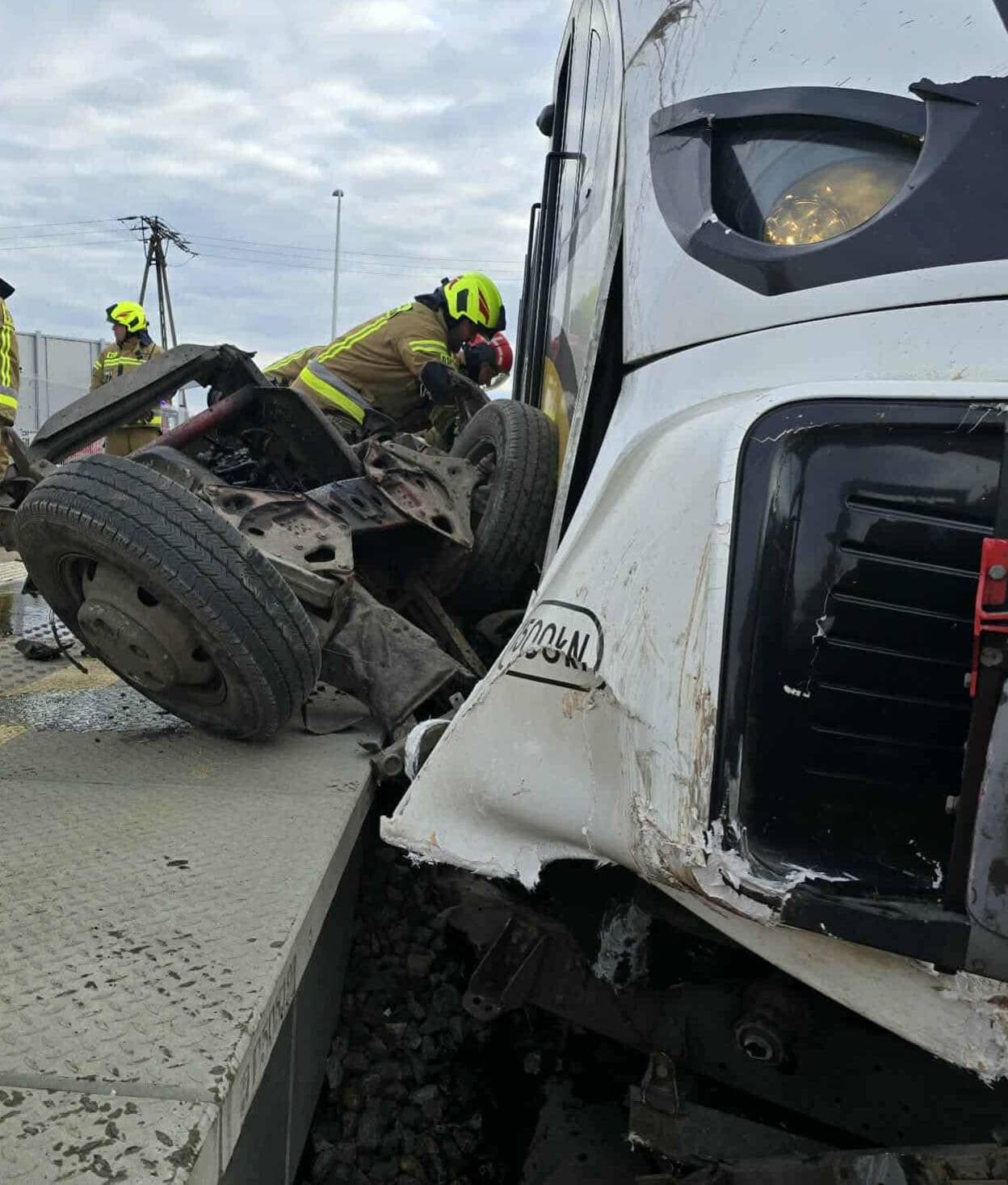 Bus zmiażdżony przez pociąg, śmierć kierowcy!