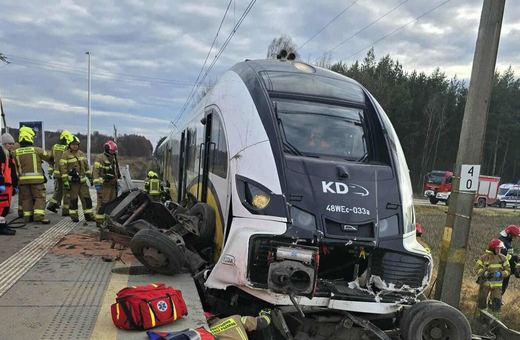 Bus zmiażdżony przez pociąg, śmierć kierowcy!