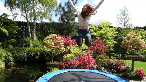 Odkryj radość skakania na trampolinie – aktywne spędzanie czasu na świeżym powietrzu!