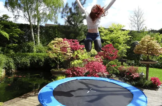 Odkryj radość skakania na trampolinie – aktywne spędzanie czasu na świeżym powietrzu!