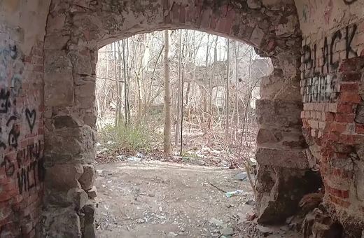 Był świadkiem religijnej odwilży. Kościół ewangelicki w Karpnikach pochłania natura