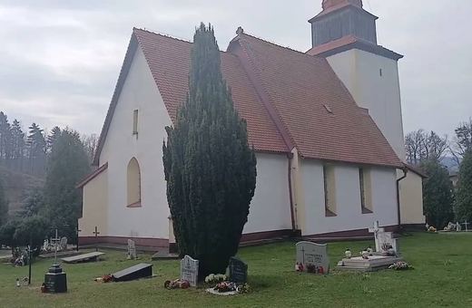 Znak zbrodni na dachu kościoła – krzyż pokutny w Janowicach Wielkich