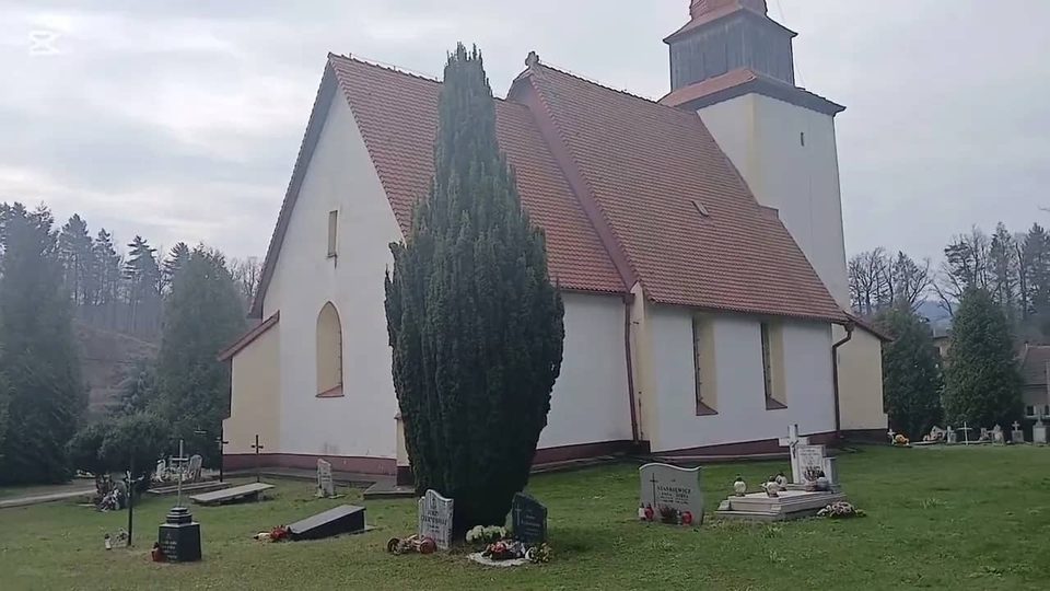 Znak zbrodni na dachu kościoła – krzyż pokutny w Janowicach Wielkich