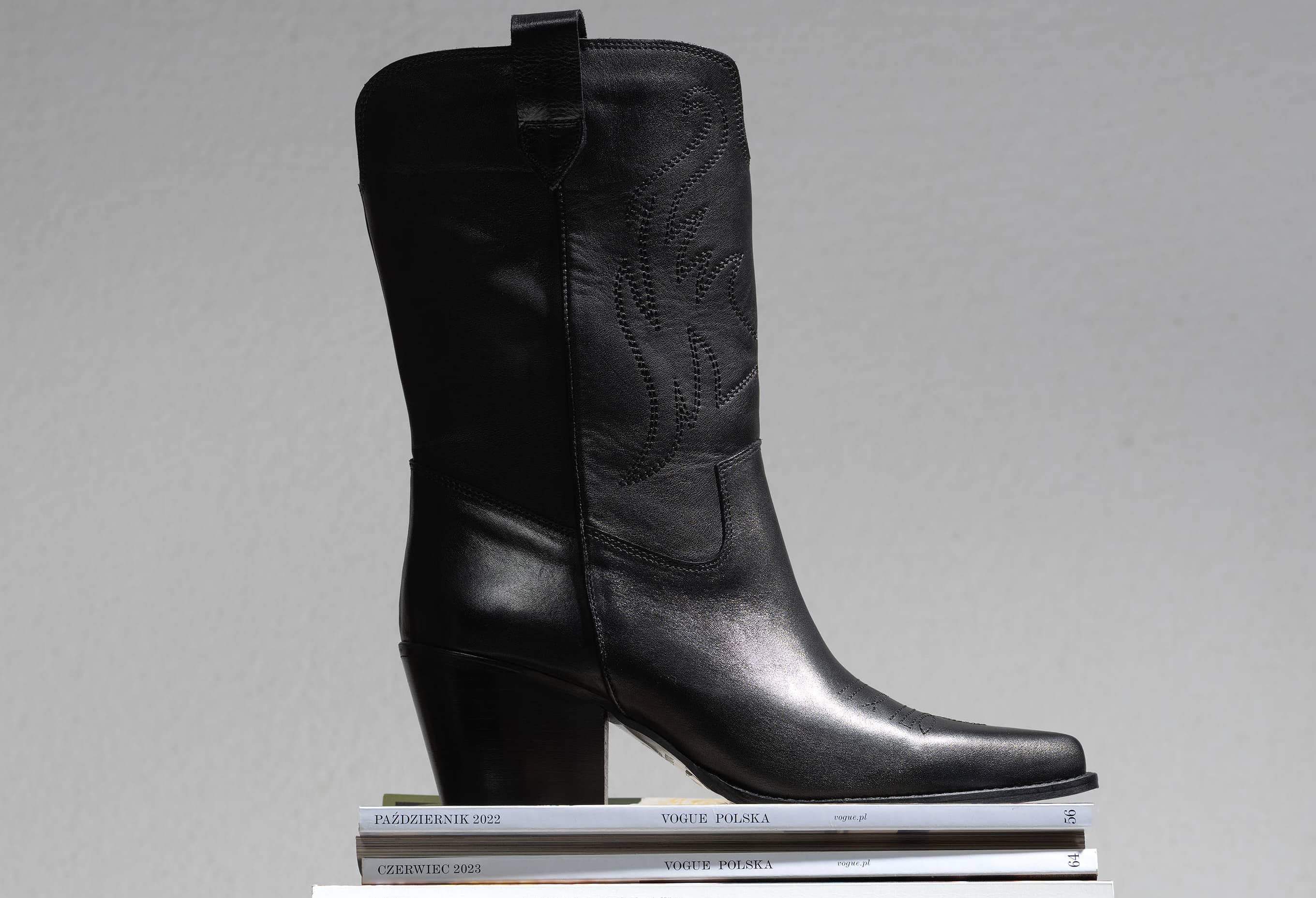 Kowbojki damskie – jak nosić ten odważny trend w codziennych stylizacjach?