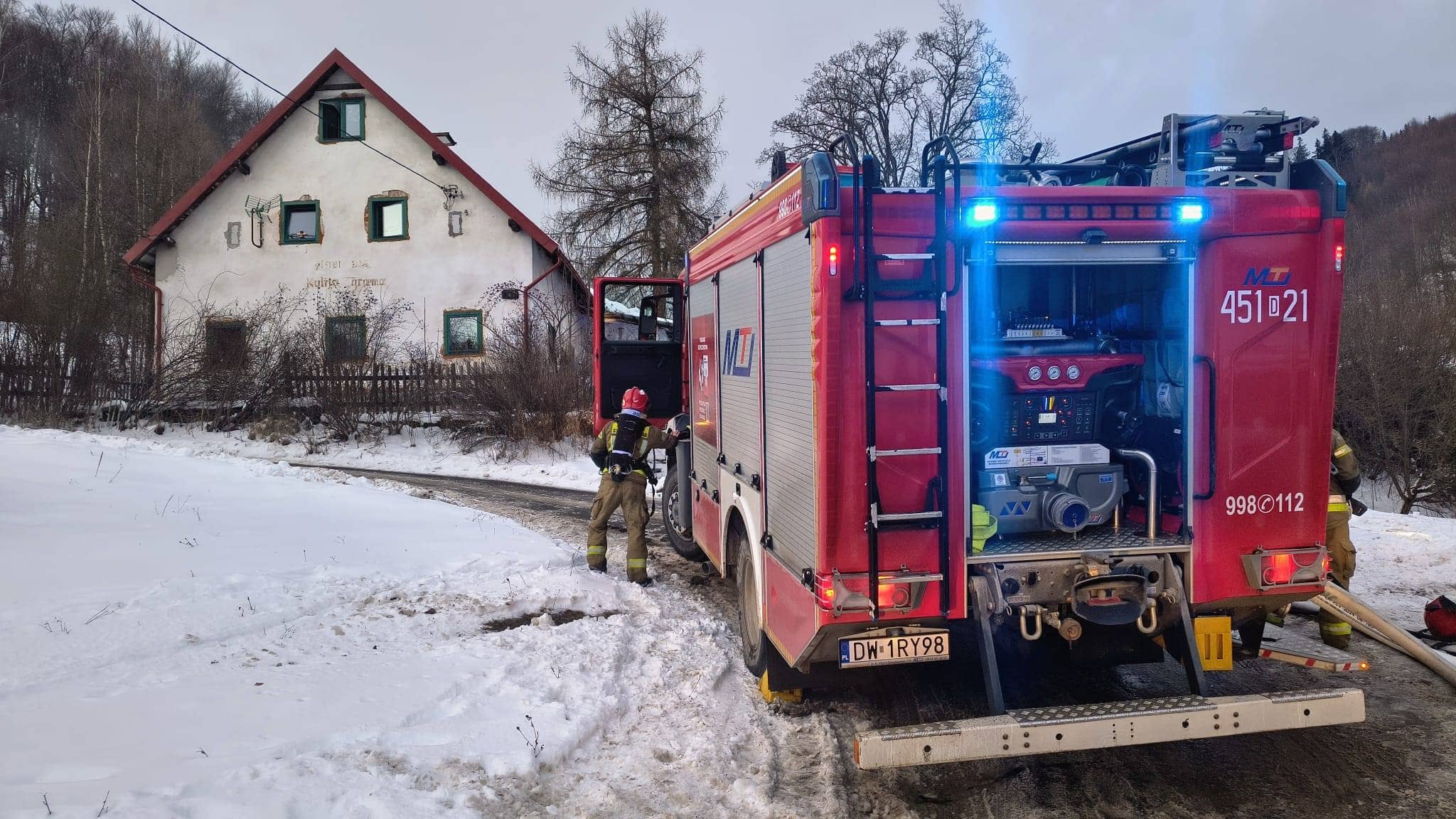 Pożar budynku, ewakuacja mieszkańców