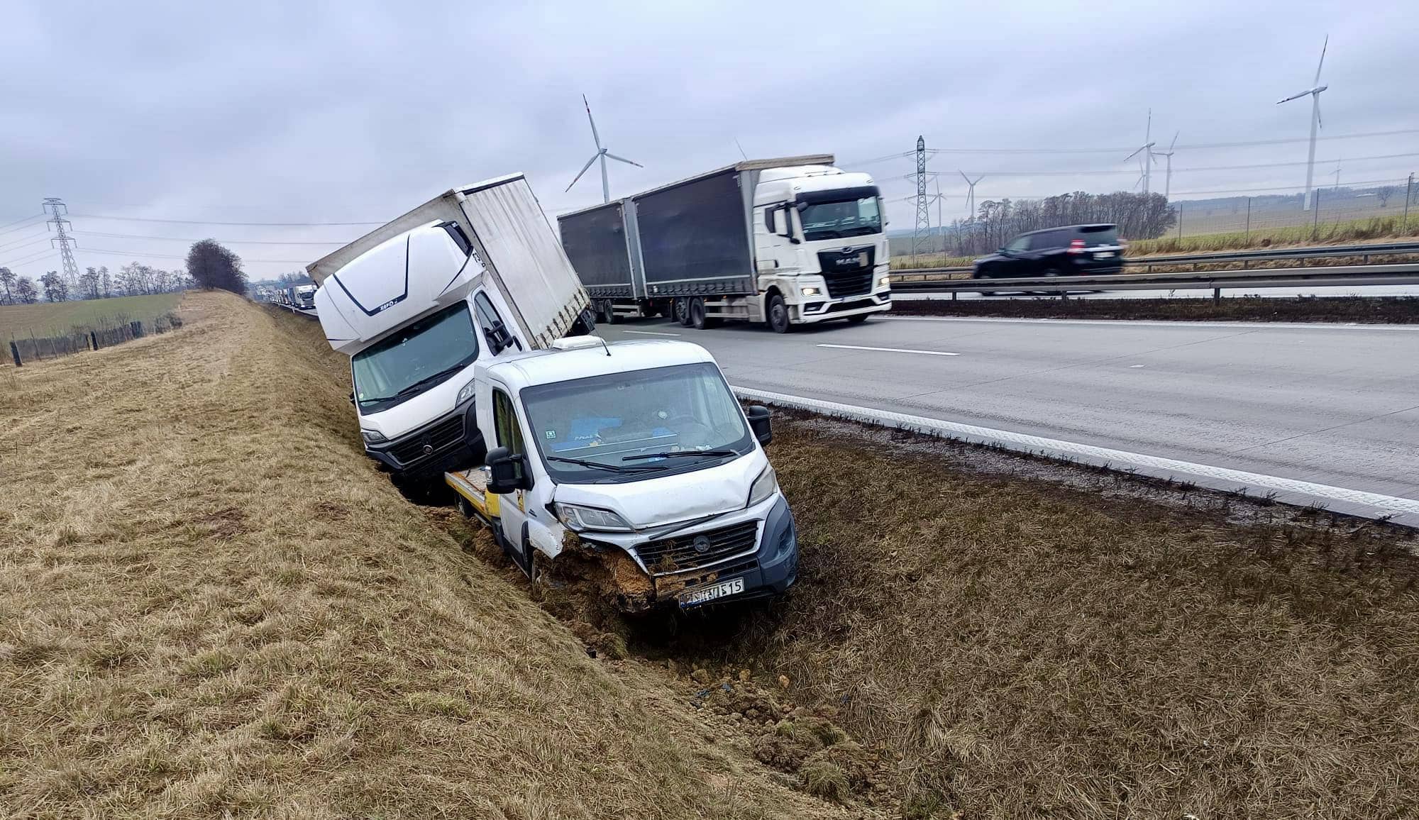 Przewoził lawetą pojazd, sam wpadł do rowu...