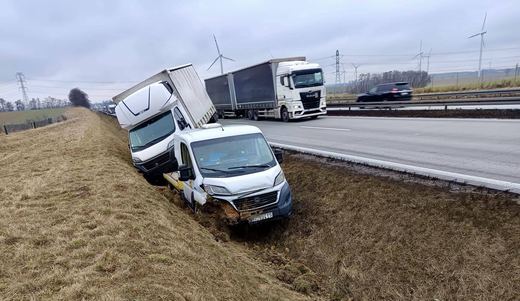 Przewoził lawetą pojazd, sam wpadł do rowu...