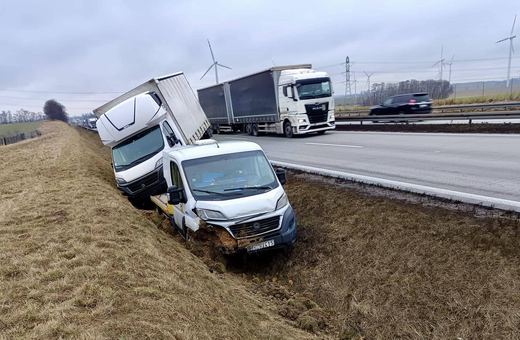 Przewoził lawetą pojazd, sam wpadł do rowu...