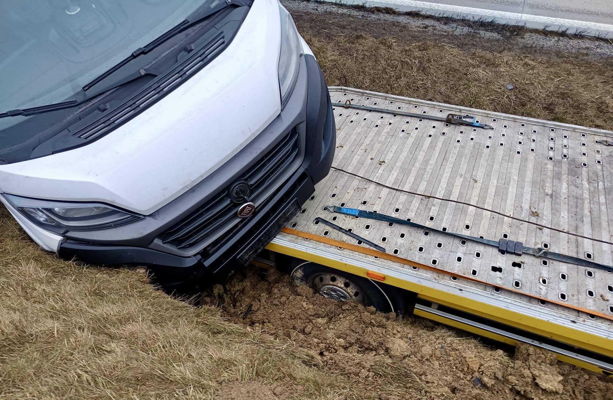 Przewoził lawetą pojazd, sam wpadł do rowu...