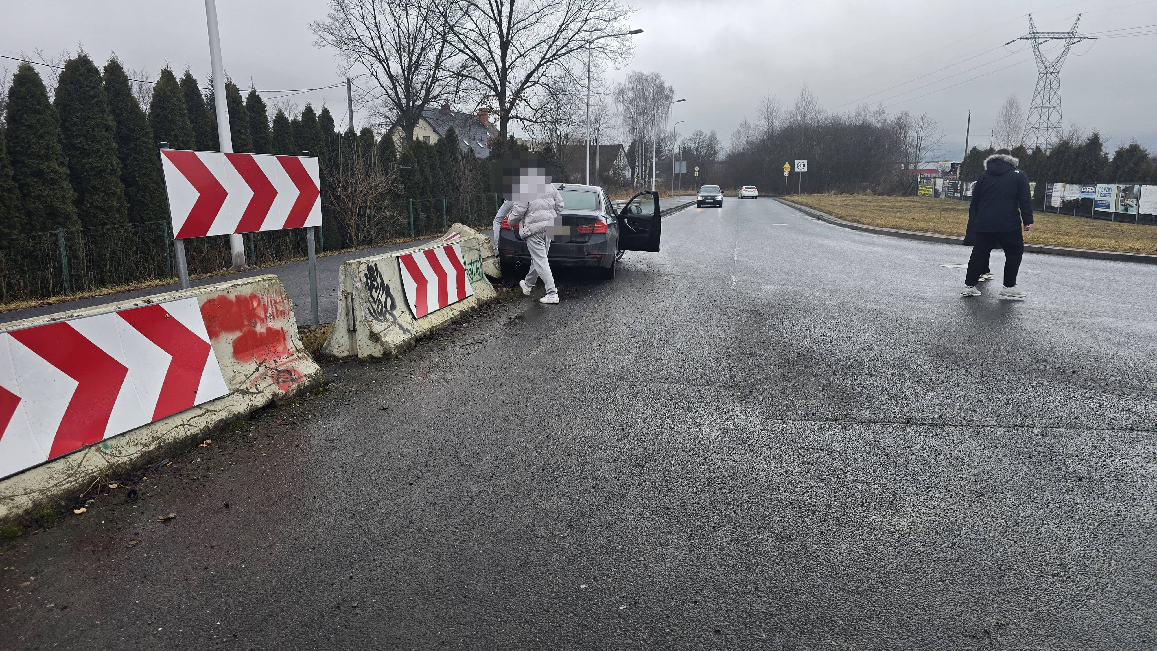 Wjechał w betonowe ogrodzenie drogi