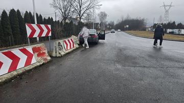 Wjechał w betonowe ogrodzenie drogi