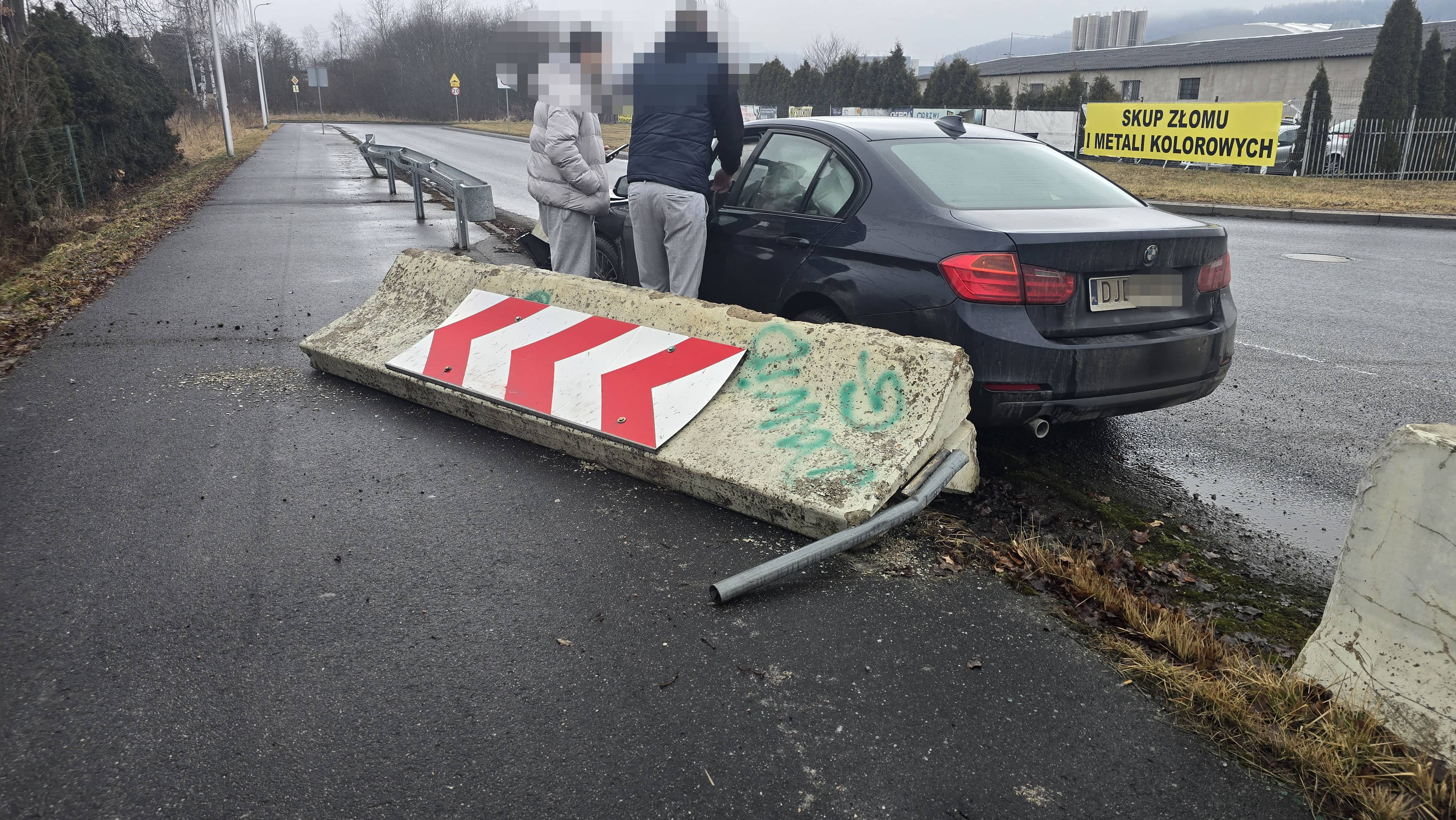 Wjechał w betonowe ogrodzenie drogi