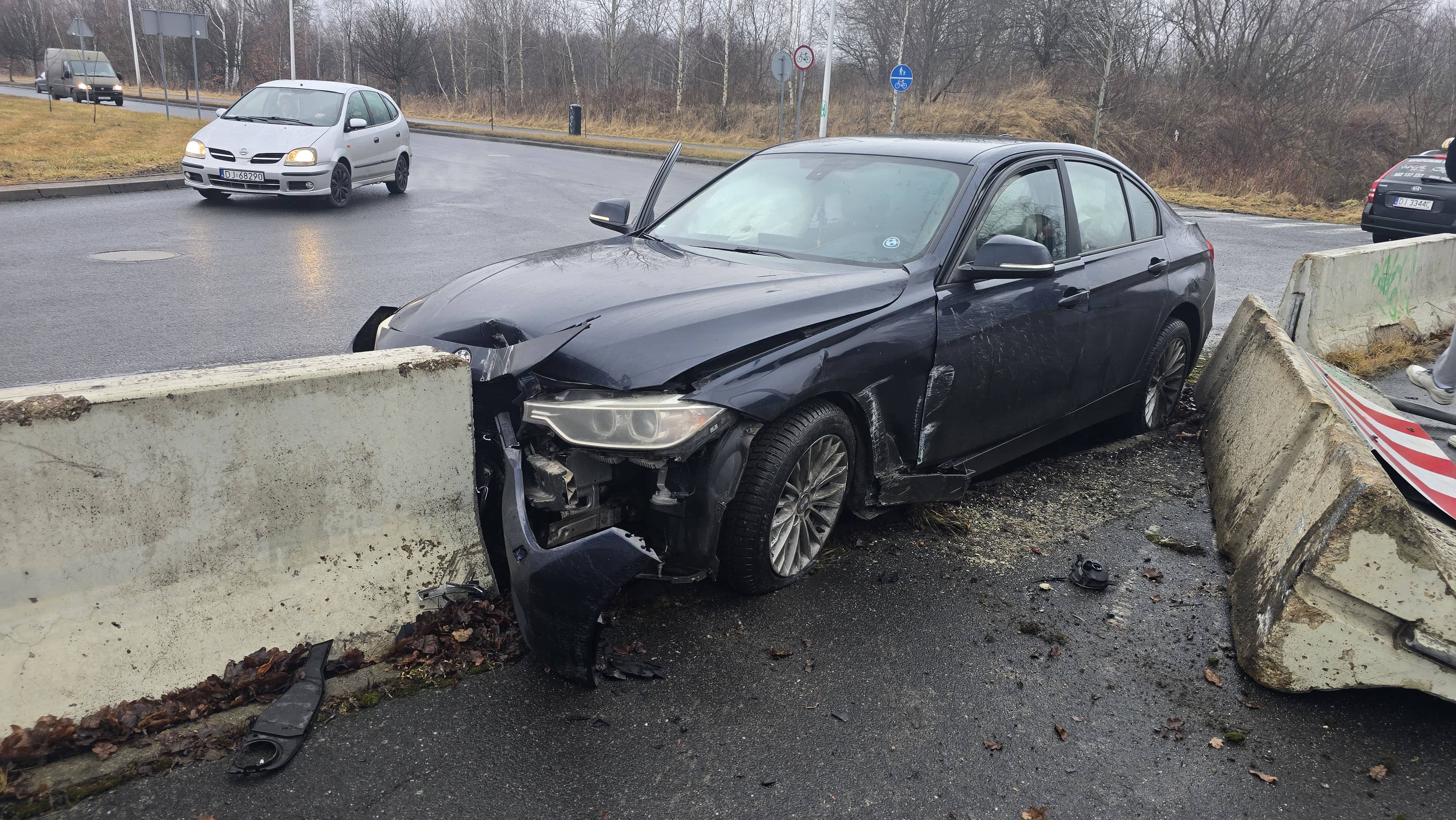 Wjechał w betonowe ogrodzenie drogi