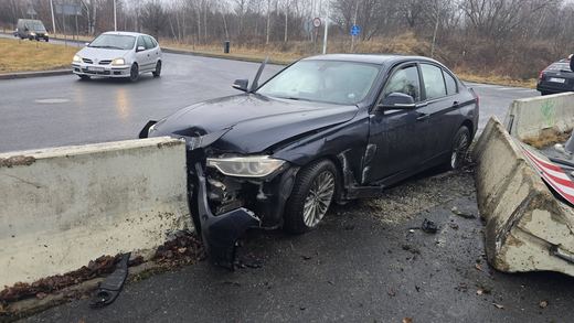 Wjechał w betonowe ogrodzenie drogi