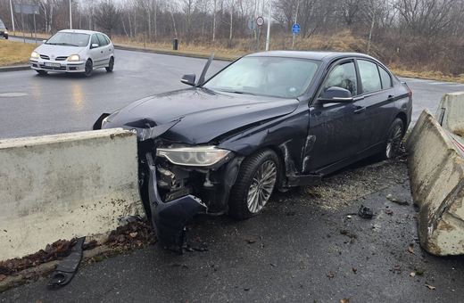 Wjechał w betonowe ogrodzenie drogi