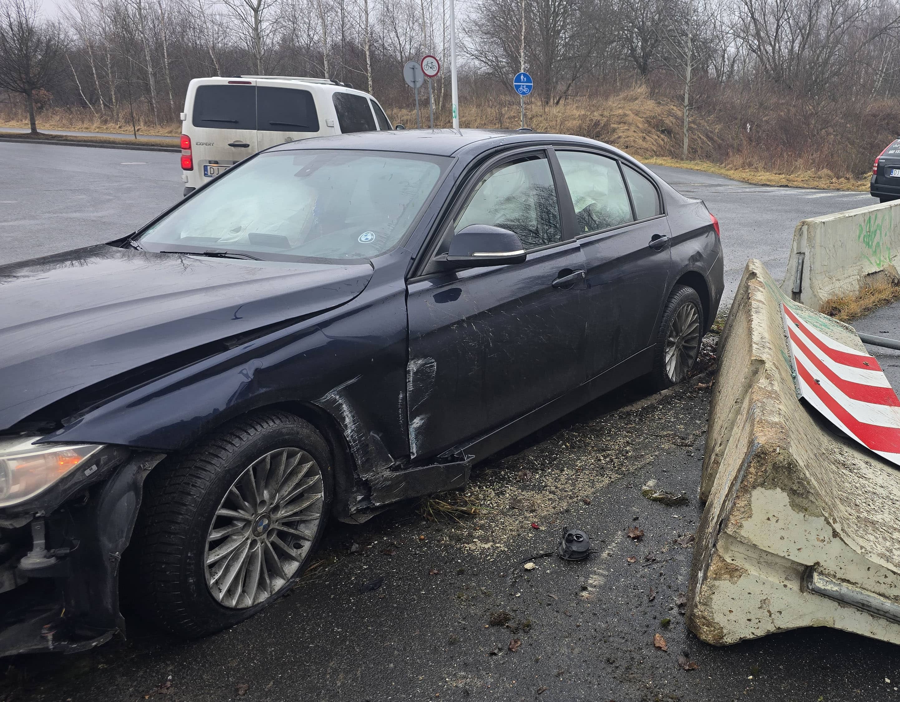 Wjechał w betonowe ogrodzenie drogi