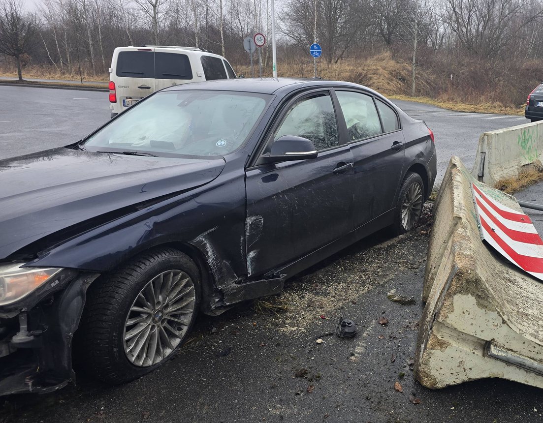 Wjechał w betonowe ogrodzenie drogi