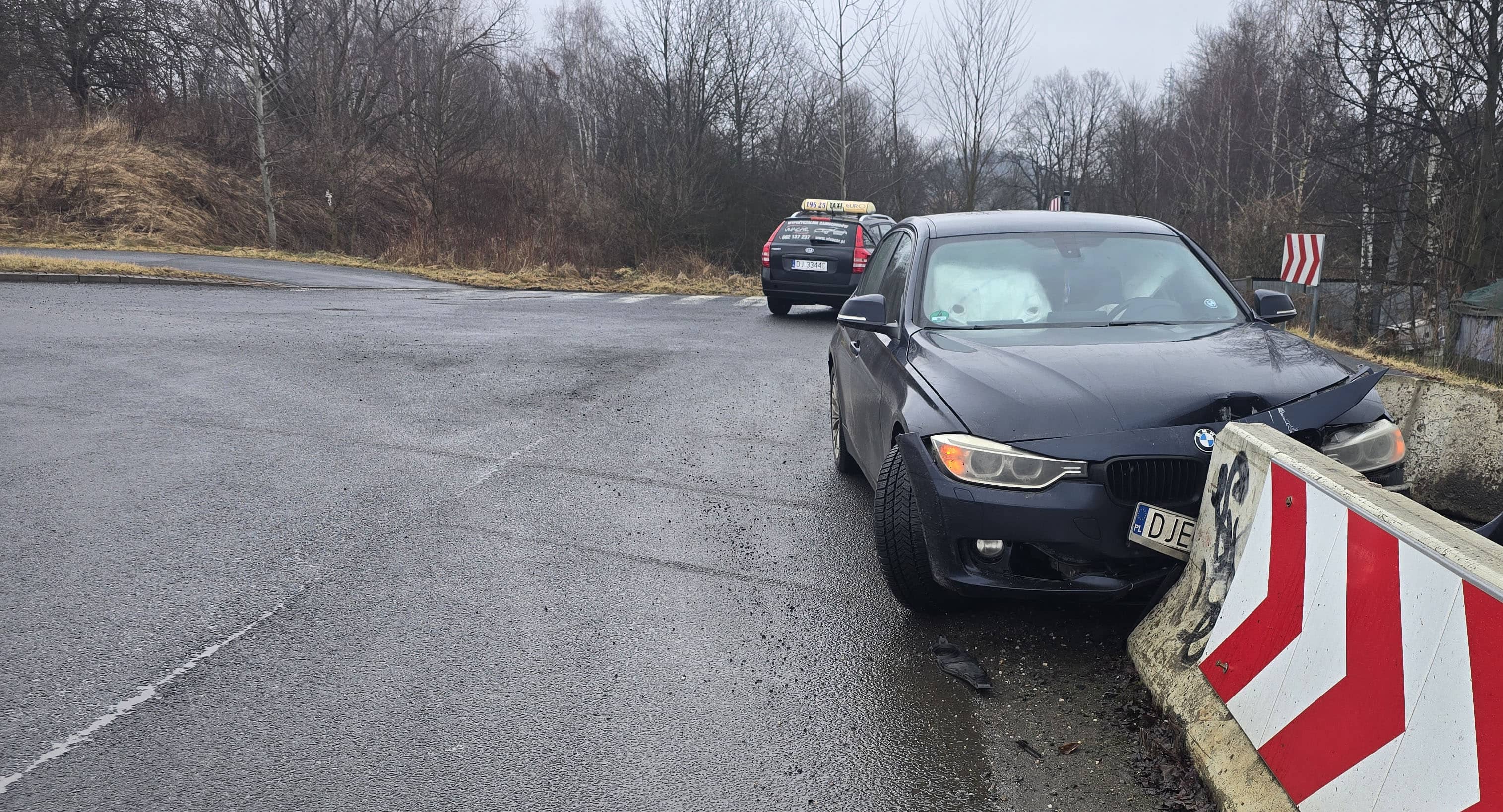 Wjechał w betonowe ogrodzenie drogi